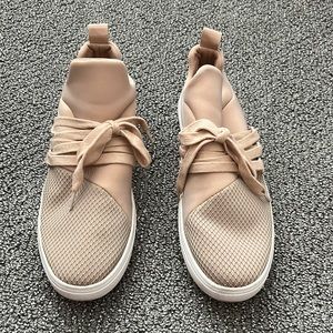 Steve Madden Canvass slip on sneaker